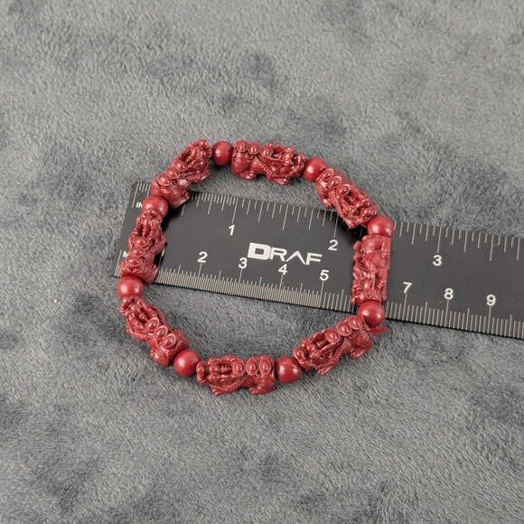 Carved red cinnabar stretchy bracelet - Picture 6 of 8